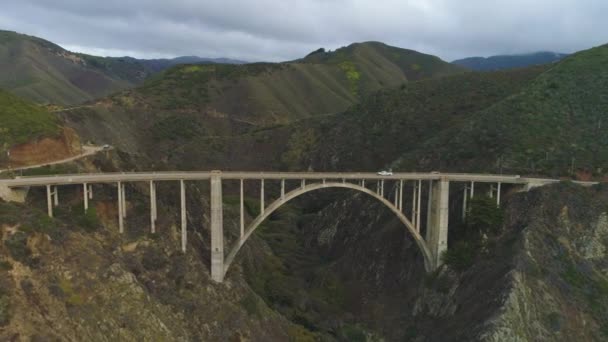 Bixby Creek Brug en Stille Oceaan. Big Sur, Californië, Usa. Luchtzicht — Stockvideo