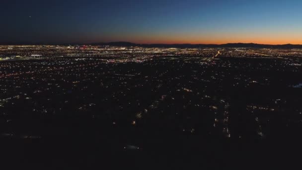 Las Vegas Stadt bei Sonnenaufgang. Morgendämmerung. Nevada, USA. Luftbild — Stockvideo
