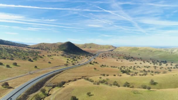 Highway 51 a Hilly Green Farmland. Kern County. Kalifornie, USA. Letecký pohled — Stock video