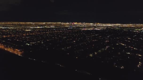 Las Vegas Skyline v noci. Nevada, USA. Letecký pohled — Stock video