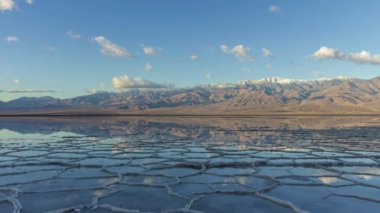 Badwater Havzası ve Teleskop Tepesi. Death Valley Ulusal Parkı. Kaliforniya, Usa
