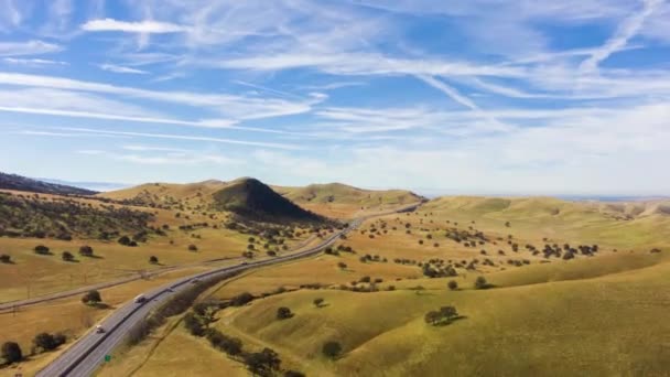Autobahn und hügeliges Ackerland. Kreis Cham. Kalifornien, USA. Luftbild — Stockvideo