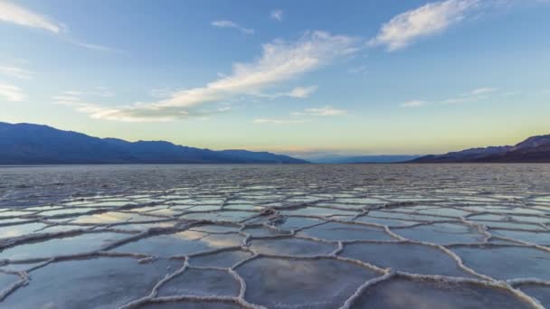 Cuenca Badwater al atardecer. Parque Nacional Death Valley. California, Estados Unidos — Vídeos de Stock