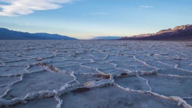 Güneşli günde Badwater Havzası. Death Valley Ulusal Parkı. Kaliforniya, Usa