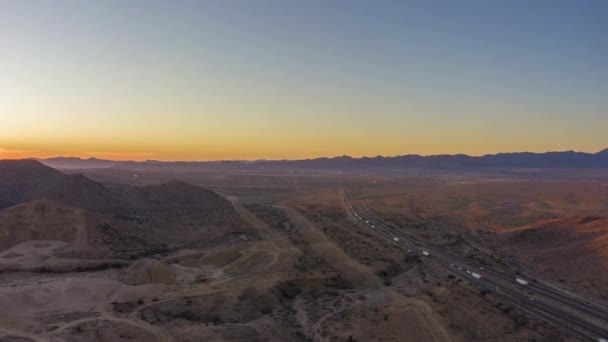 Trafiken på Highway i öknen vid solnedgången. Arizona och Usa. Flygvy — Stockvideo