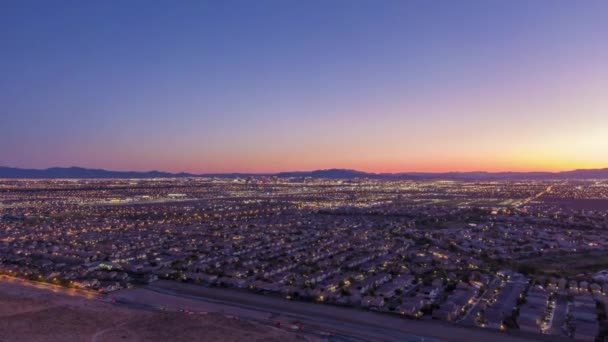日の出の黄昏時にラスベガスのスカイライン。ネバダ州、アメリカ。空中展望 — ストック動画