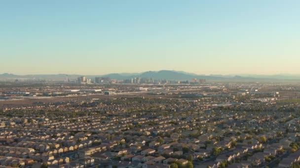 El paisaje urbano de Las Vegas en Sunny Day. Nevada, Estados Unidos. Vista aérea — Vídeo de stock