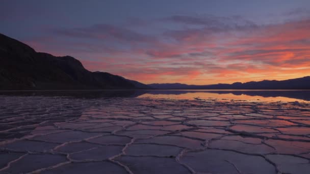 Badwater Basin o zachodzie słońca. Park Narodowy Doliny Śmierci. Kalifornia, USA — Wideo stockowe