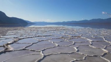 Güneşli günde Badwater Havzası. Death Valley Ulusal Parkı. Kaliforniya, Usa