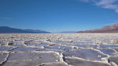 Güneşli günde Badwater Havzası. Ölüm Vadisi Kaliforniya, ABD. Hava Görünümü