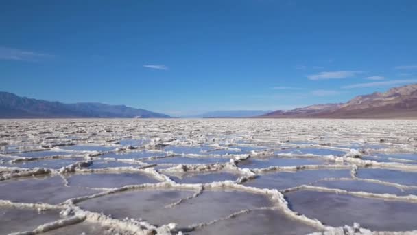 Badwater Basin à Sunny Day. Death Valley. Californie, USA. Vue Aérienne — Video
