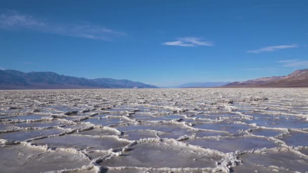 Badwater Becken an sonnigen Tagen. Death Valley Nationalpark. Kalifornien, Vereinigte Staaten — Stockvideo