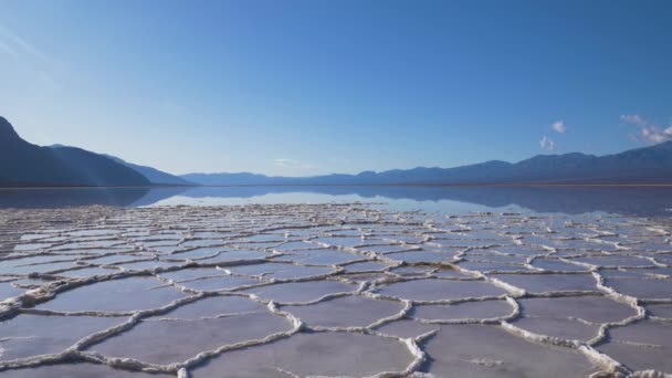 Λεκάνη Badwater στο Sunny Day. Εθνικό Πάρκο της Κοιλάδας του θανάτου. Καλιφόρνια, Ούσα. — Αρχείο Βίντεο