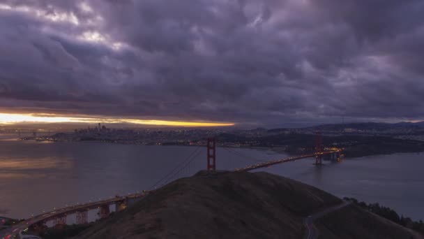 San Francisco a Golden Gate Bridge při východu slunce. Kalifornie, USA — Stock video