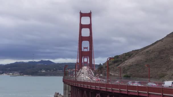 Puente Golden Gate y tráfico de autos. California, Estados Unidos — Vídeos de Stock