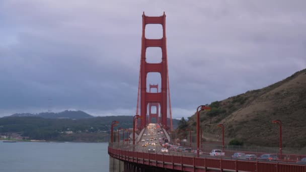 Most Golden Gate a automobilový provoz. Kalifornie, USA — Stock video