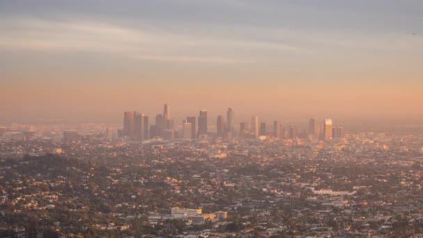 Los angeles Innenstadt bei Sonnenuntergang. Kalifornien, Vereinigte Staaten — Stockvideo