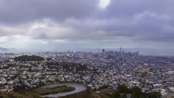 Ciudad de San Francisco desde Twin Peaks. Día nublado lluvioso. California, Estados Unidos — Vídeo de stock