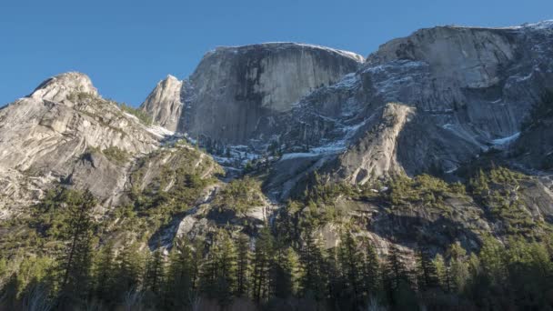 Half Dome Kilátás a Mirror Lake Trail-ből. Yosemite Nemzeti Park, Kalifornia, Egyesült Államok — Stock videók