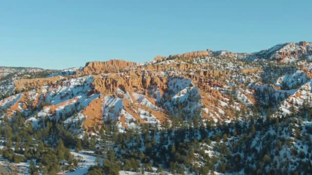 Red Canyon Hoodoos in de winter. Dixie Nationaal Bos. Utah, USA. Luchtzicht — Stockvideo