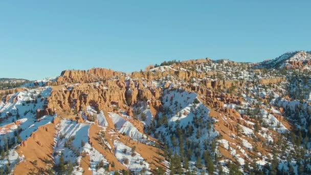 Red Canyon Hoodoos no Inverno. Floresta Nacional Dixie. Utah, EUA. Vista aérea — Vídeo de Stock