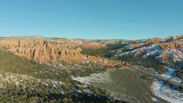 Vörös kanyon télen. Dixie Nemzeti Erdő. Utah, USA. Légitekintés — Stock videók