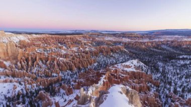 Bryce Kanyonu, kışın Sunrise 'da. Kar yağıyor. Utah, ABD