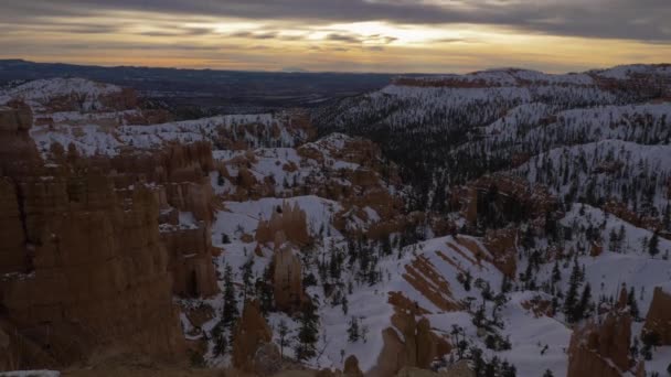 Bryce Canyon bij zonsopgang in de winter. Utah, Verenigde Staten — Stockvideo