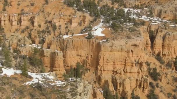 Red Canyon Hoodoos el día de invierno. Bosque Nacional Dixie. Utah, Estados Unidos. Vista aérea — Vídeo de stock