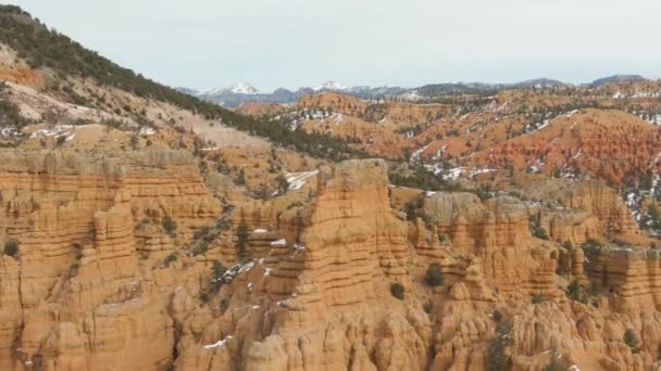 冬の日にレッドキャニオンのフード。ディキシー国立の森。アメリカのユタ州。空中展望 — ストック動画
