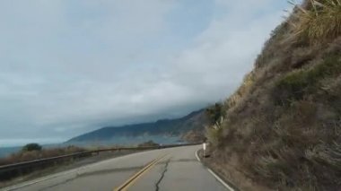 Pasifik Sahil Otobanı 'nda araba sürüyorum. Big Sur, Kaliforniya. ABD