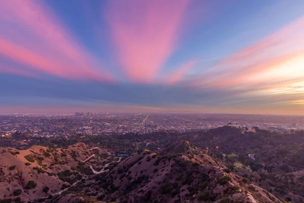 Günbatımında Los Angeles Skyline ve Griffith Park. Kaliforniya, ABD