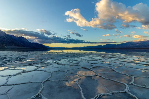 Gündoğumunda Badwater Havzası. Tuz kabuğu ve bulut yansıması. Death Valley Ulusal Parkı. Kaliforniya, ABD