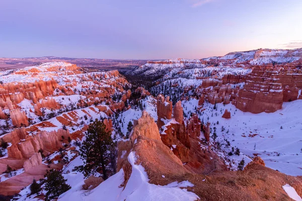 Bryce Canyon nach Sonnenuntergang im Winter. Schnee. Utah, USA — Stockfoto