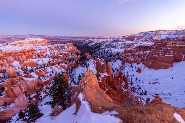 Bryce Canyon po zachodzie słońca w zimie. Śnieg. Utah, USA — Zdjęcie stockowe