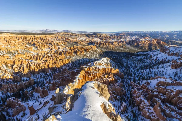 Bryce Canyon Hoodoos o wschodzie słońca w zimowy poranek. Śnieg. Park Narodowy Bryce Canyon. Utah, USA. — Zdjęcie stockowe