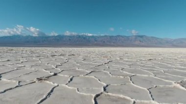 Güneşli günde Badwater Havzası. Ölüm Vadisi Kaliforniya, ABD. Hava Görünümü