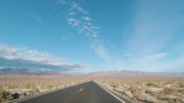 Güneşli bir günde Badwater Havzasına Araba Sürme. Ölüm Vadisi Kaliforniya, ABD