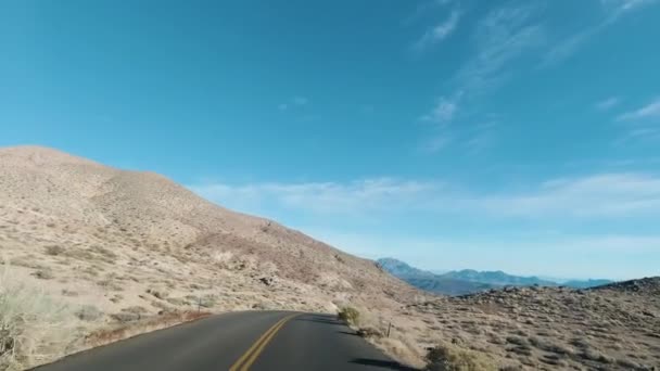 Conducir en coche por carretera el día soleado en el Parque Nacional del Valle de la Muerte. California, Estados Unidos — Vídeos de Stock