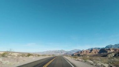 Ölüm Vadisi Ulusal Parkı 'nda güneşli bir günde araba sürmek. Kaliforniya, ABD