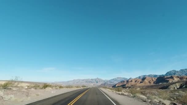 Bilkörning på soliga dagen i Death Valley National Park. Kalifornien, USA — Stockvideo