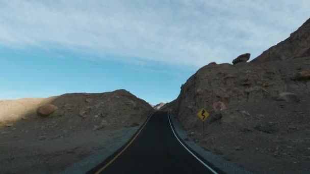 Autóvezetés az úton a Death Valley Nemzeti Parkban. Művész Drive. Kalifornia, Egyesült Államok — Stock videók