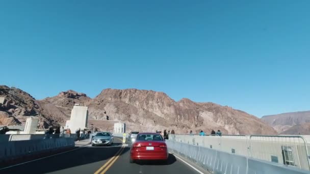 Bilkörning på Hoover Dam Access Road. Förenta staterna — Stockvideo