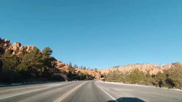 Auto fährt am Wintertag auf der Straße durch den Red Canyon. Utah, USA. Luftaufnahme — Stockvideo