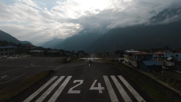 LUKLA, NEPAL - 04 NOVEMBRE 2019: Decollo aereo all'aeroporto di Lukla. Montagne Himalayane — Video Stock