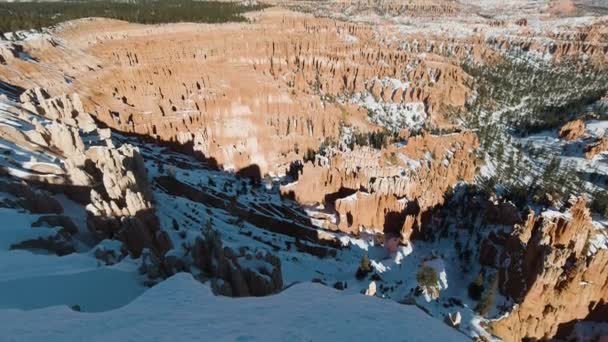 Bryce Canyon in de winter op zonnige dag. Utah, Verenigde Staten — Stockvideo