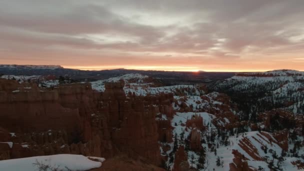 Bryce Canyon in de winter bij zonsopgang. Utah, Verenigde Staten — Stockvideo