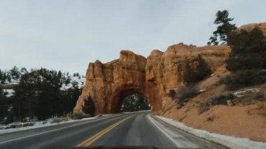 Kış günü Red Canyon 'da araba sürerken. Utah, ABD