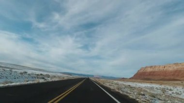 89. Otoyol 'da kışın araba sürmek. Arizona, ABD