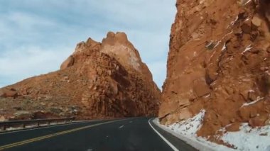 Kış mevsiminde Highway 'de uzun uçurumlar boyunca araba sürmek. Arizona, ABD